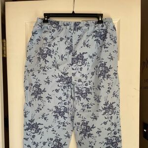Woman’s Denim&Co Light Blue Floral capris.
34 inches long